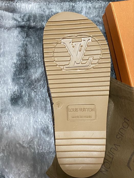 Letnie klapki damskie monogram – wygodne i stylowe