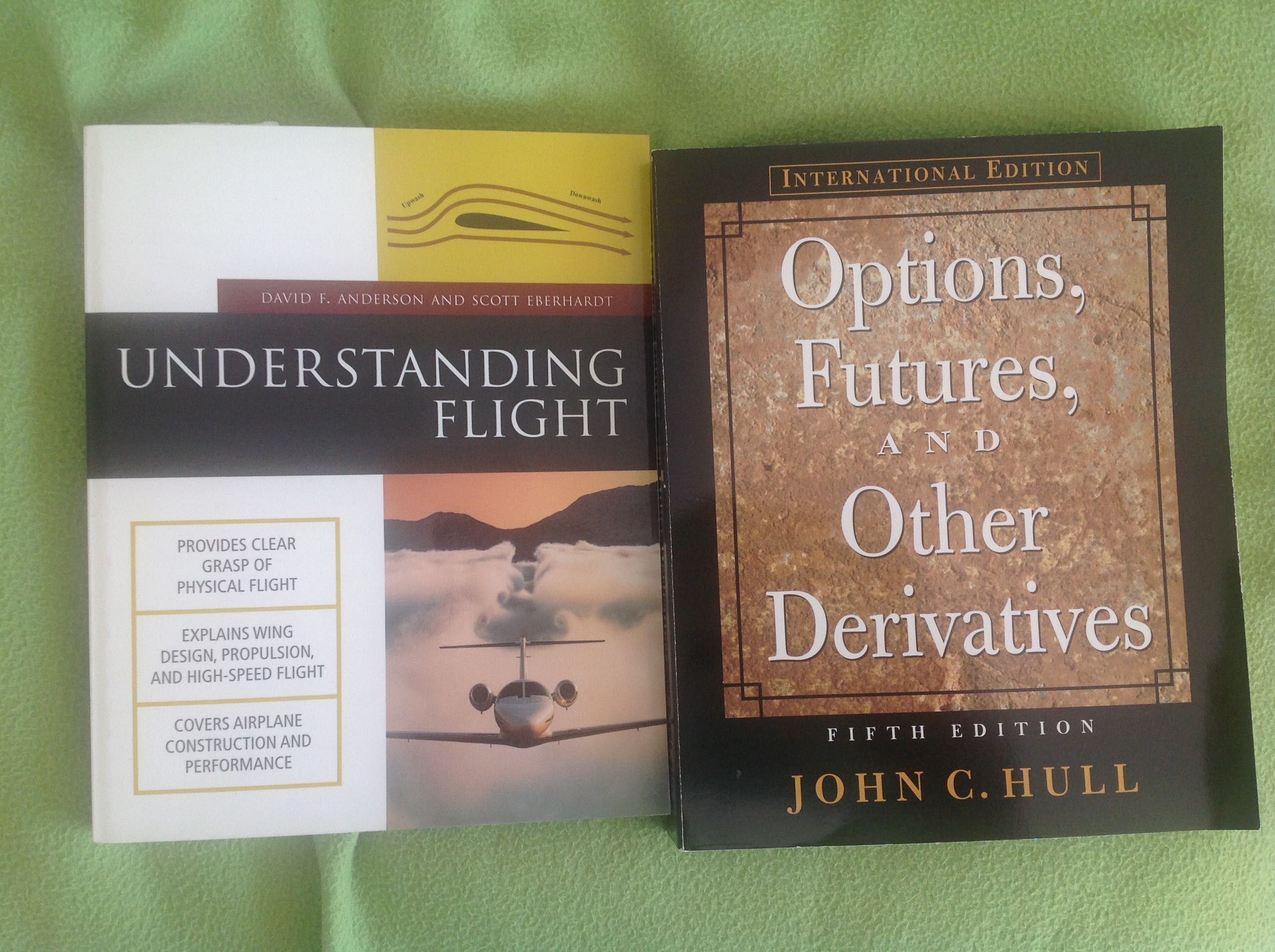 Livros como novos, em inglês, options, futures, derivatives, Enron, …