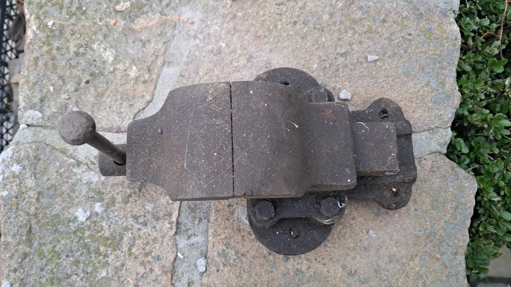 Маленькі лещата, зі звареною тріщиною на фото