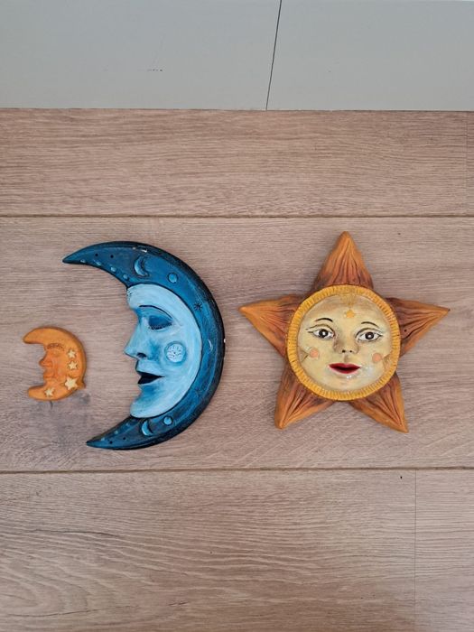 Meias luas e um sol de decoração