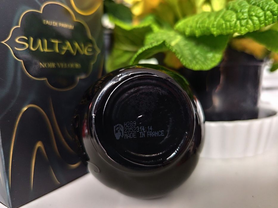 NOWE Sultane Noir Velours od Jeanne Arthes