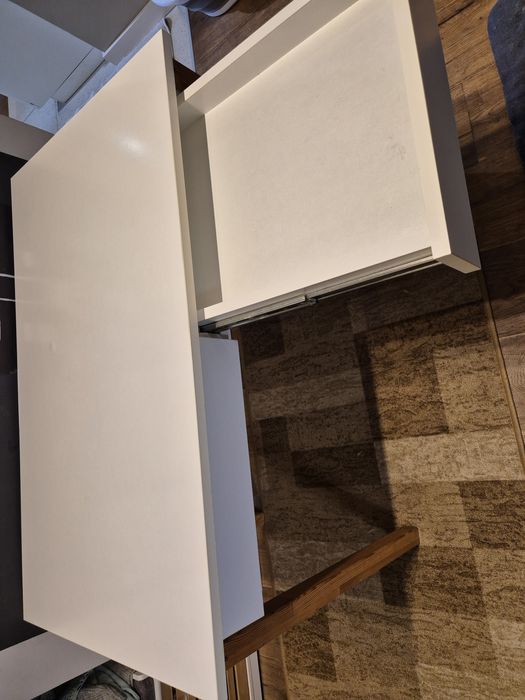 Biurko białe z dwoma szufladami.