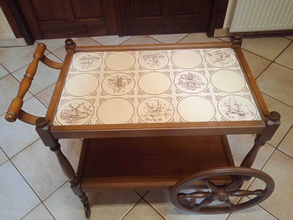 Barek z drewna-stolik na kółkach