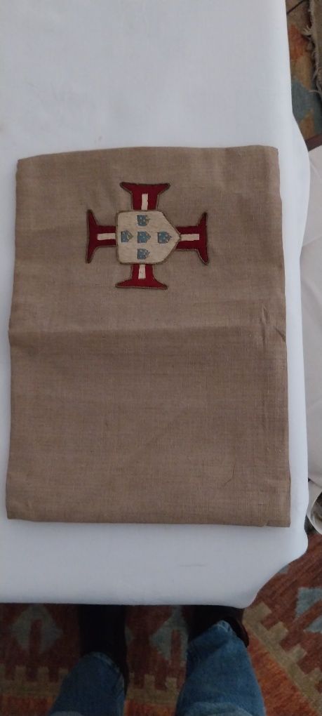Capa com 90 anos, em pano com a bandeira da ordem de Cristo, para livr
