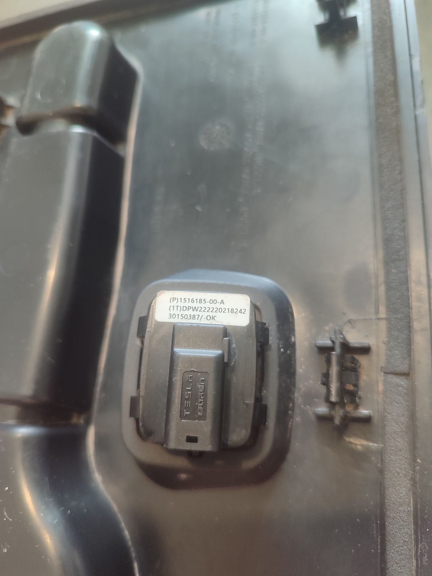 Кнопка крышки багажника Тесла Tesla