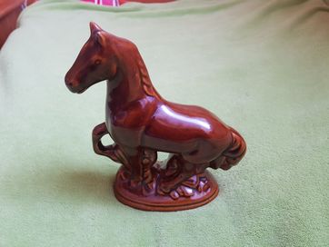 Figura koń brązowy porcelit lata 60 Vitange