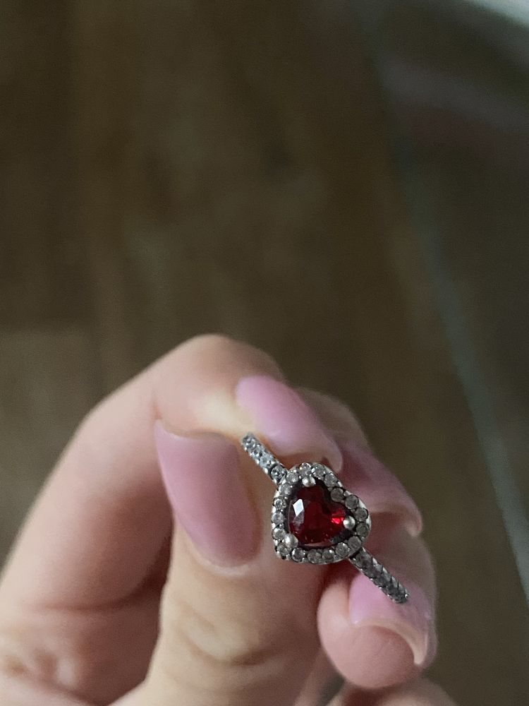 серебряное кольцо пандора красное сердце