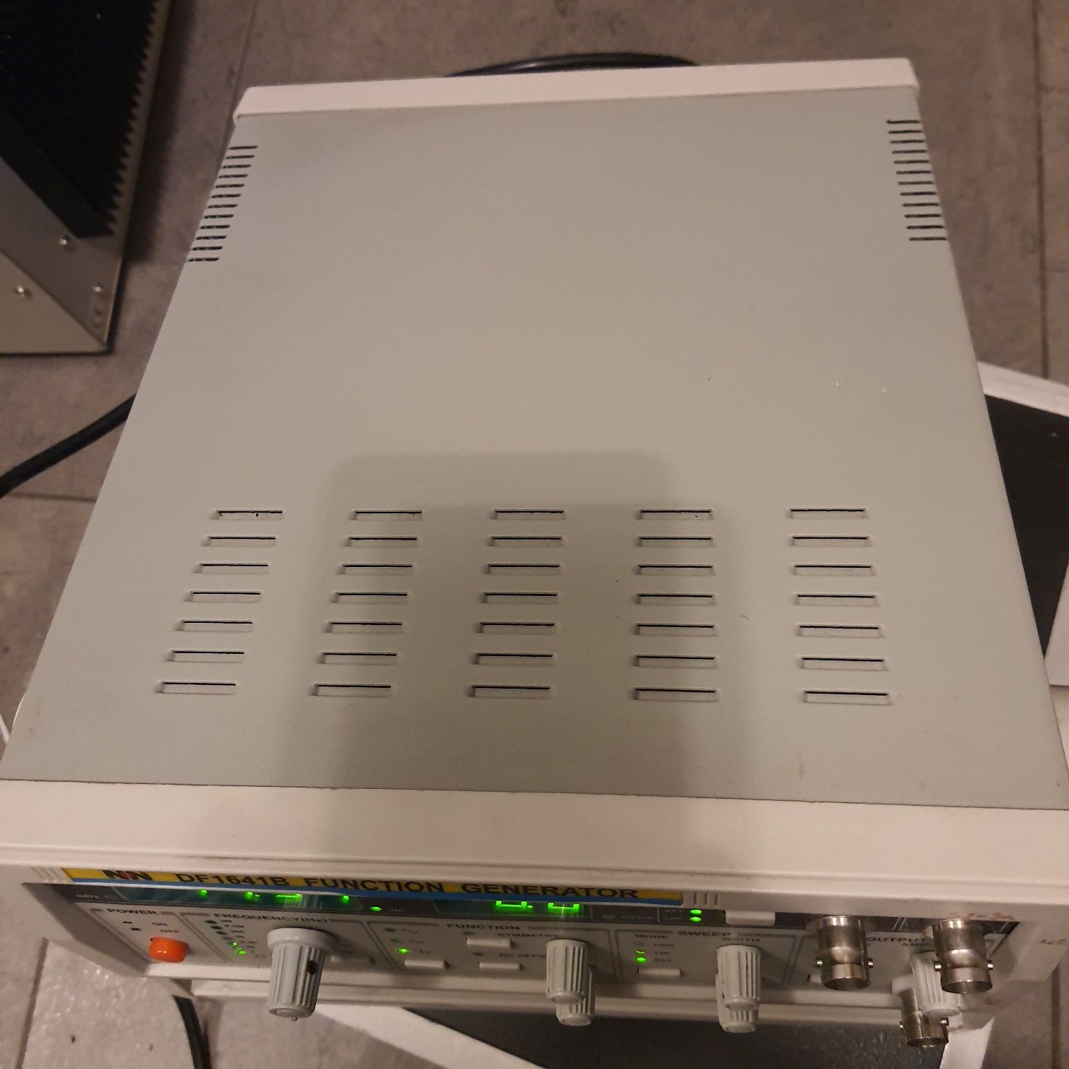 Generator funkcyjny DF1641B firmy NDN