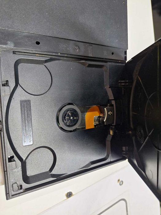 Uszkodzona konsola Sony Play Station 2 
SCPH-75004