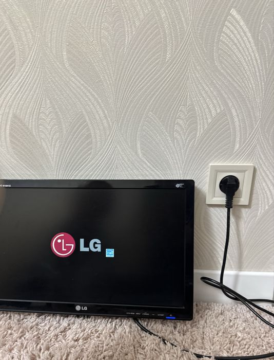 монитор LG Flatron W1941S.  Диагональ: 18,5 дюйма.