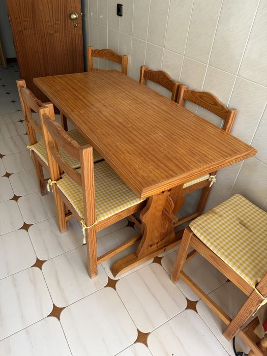 Mesa em madeira com 6 cadeiras