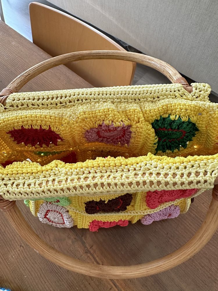 Bolsa em crochet com asas em bambu