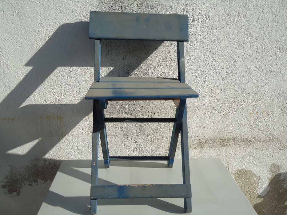 Cadeiras articuladas em pinho.