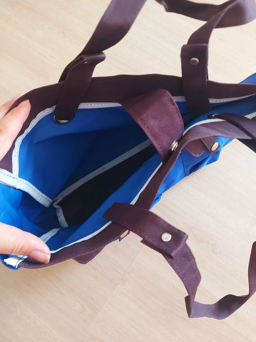 Bolsa azul e castanha