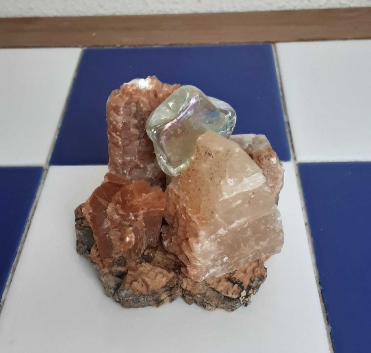 Pequena Escultura em Minerais e Madeira