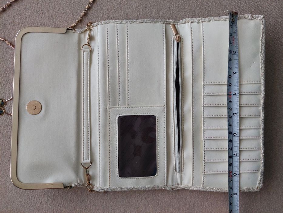 Złota torebka z kwiatami