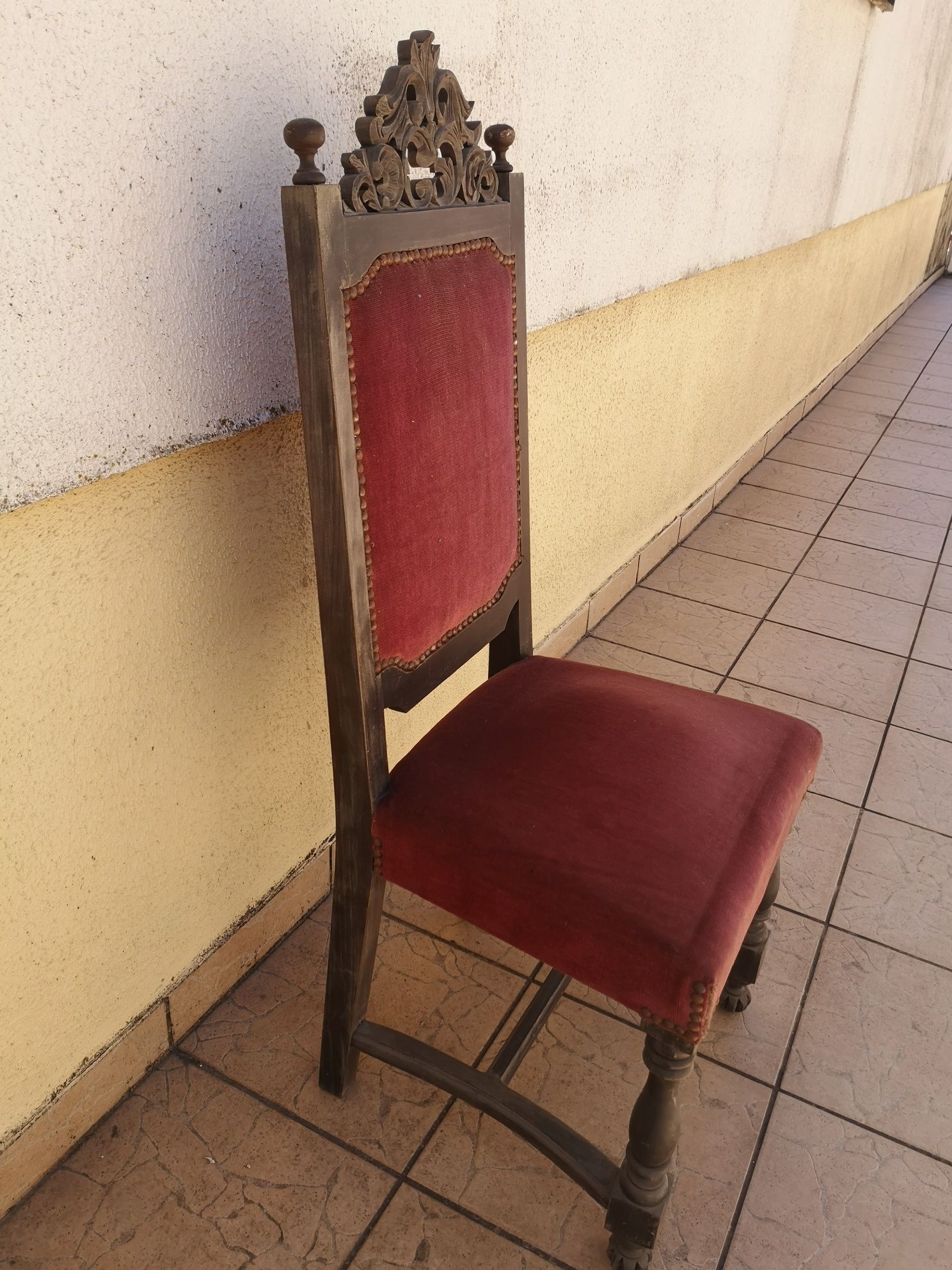 Cadeira forrada a veludo em mogno