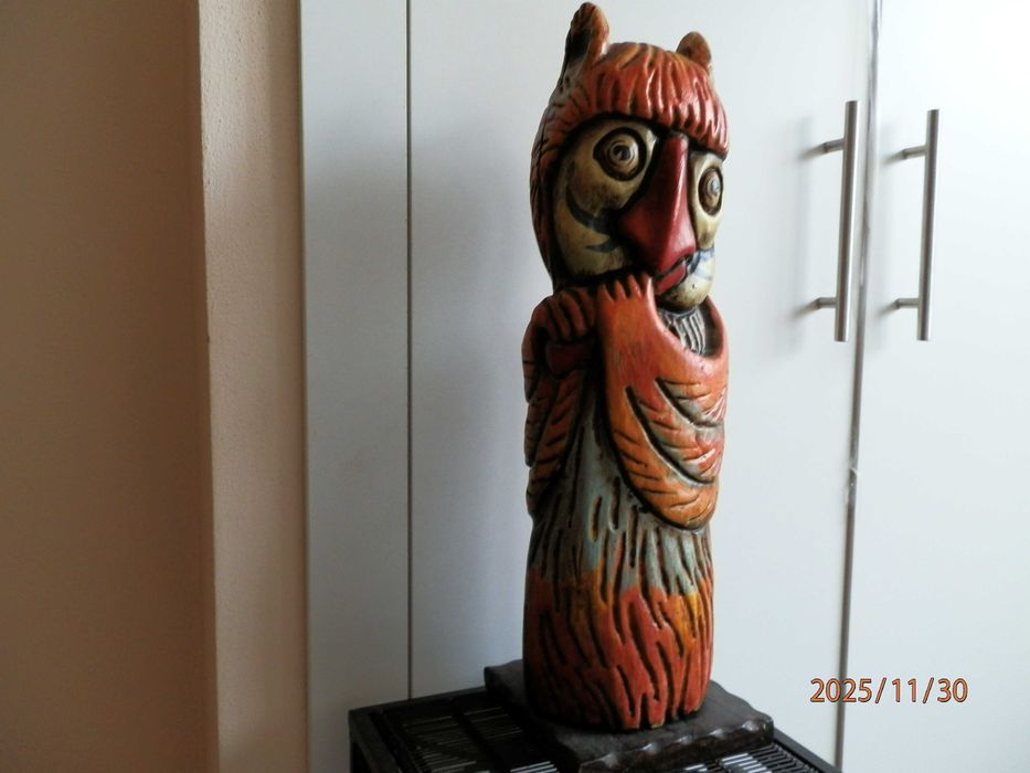 Estatueta de Mocho  esculpido  para guardar Garrafa