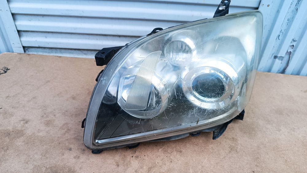 Vendo farol esquerdo de Toyota Avensis T25 ano 2005/08