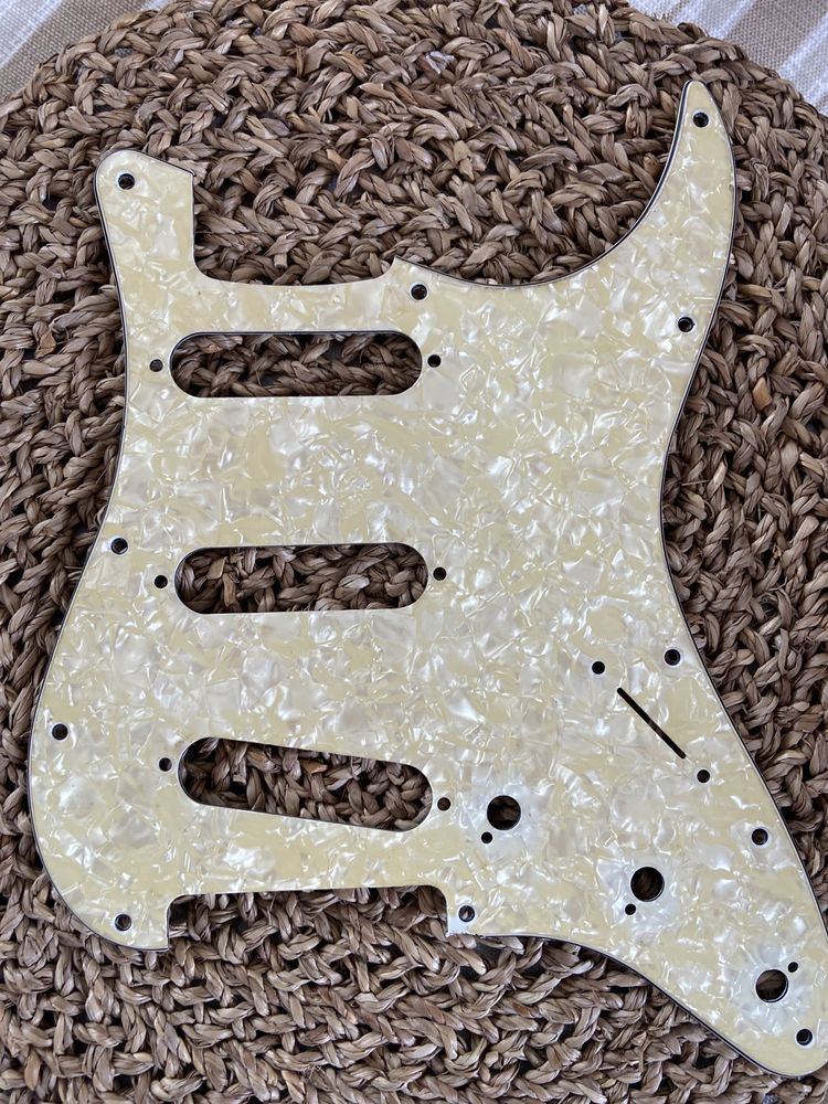Sky Pickups by Kent Armstrong / pickguard / tuners