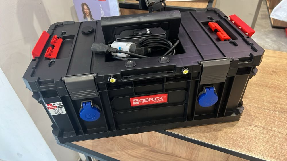 Зарядная станция  емкостью 880ватт инвертор 2000 ватт