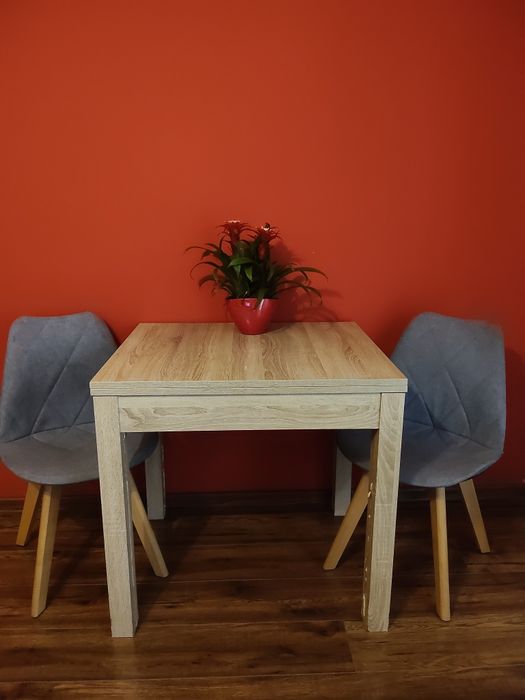 Stół rozkładany i krzesła w bardzo dobrym stanie