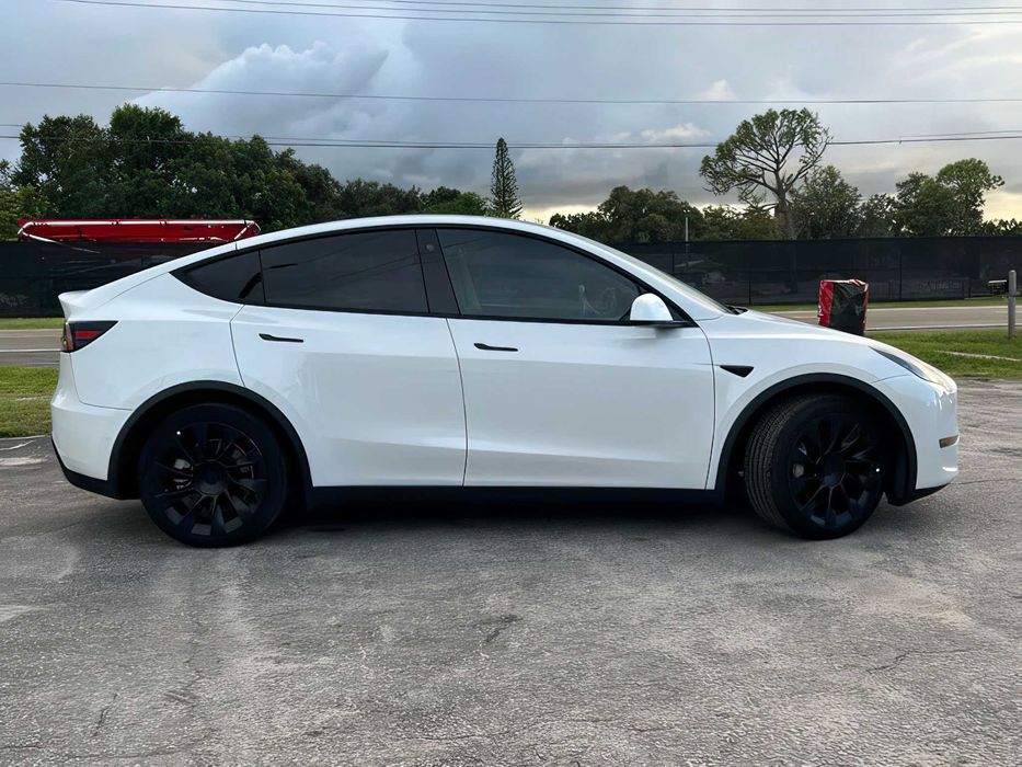 Tesla Model Y      2022