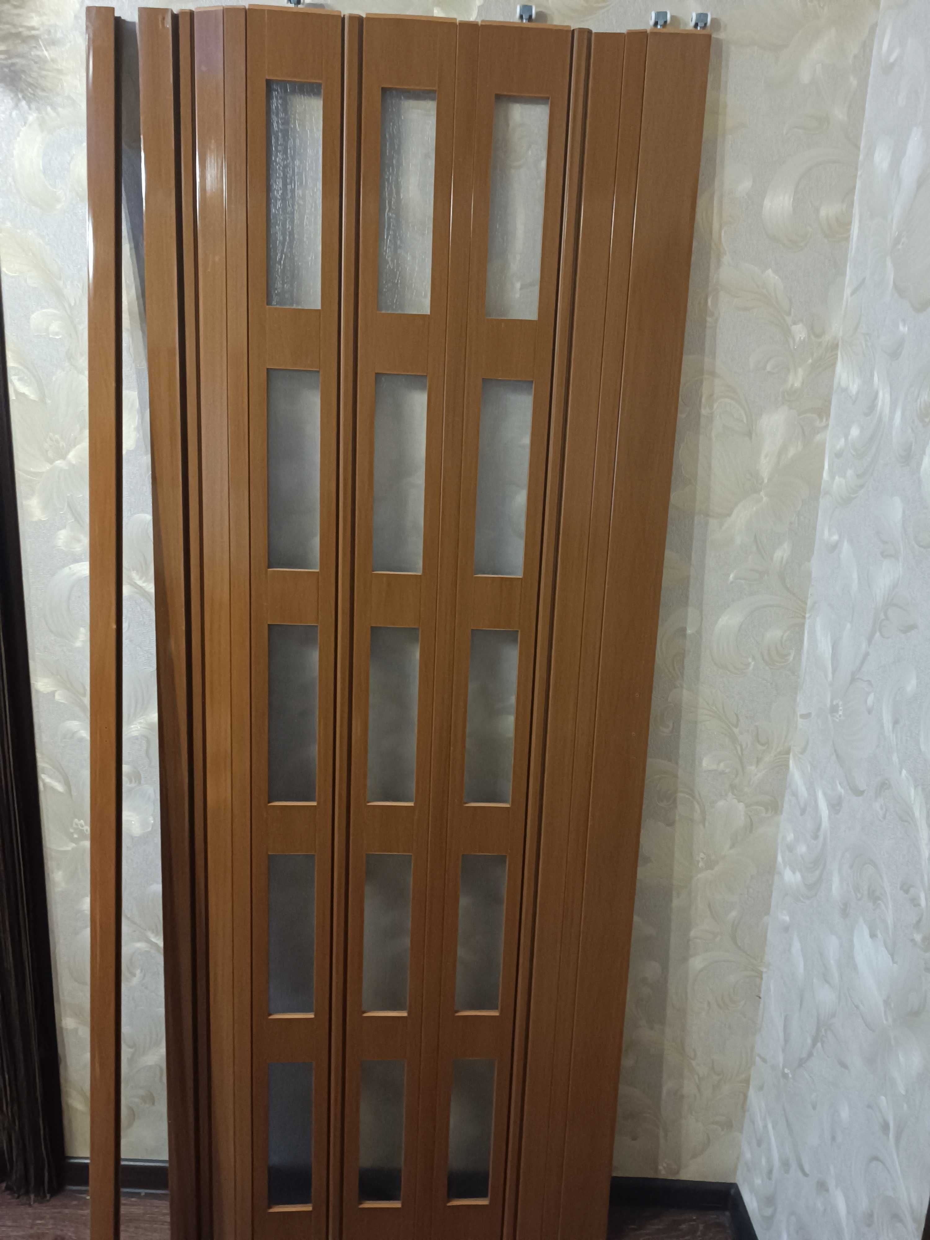 Двери межкомнатные ПВХ гармошкой с остеклением  1000 грн.шт.