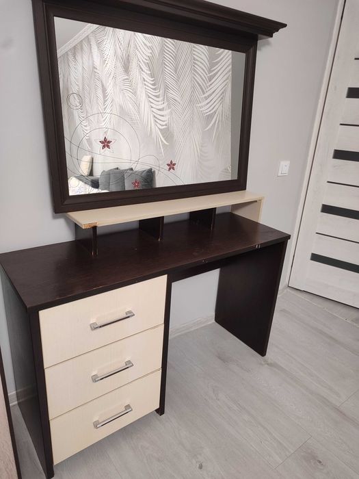 Продам столик, дзеркало,і тумбу