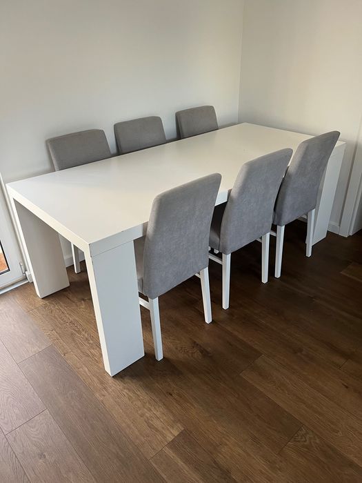 Mesa de jantar e cadeiras modernas