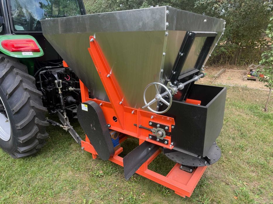 Rozsiewacz do nawozu/wapna TAVOL 101