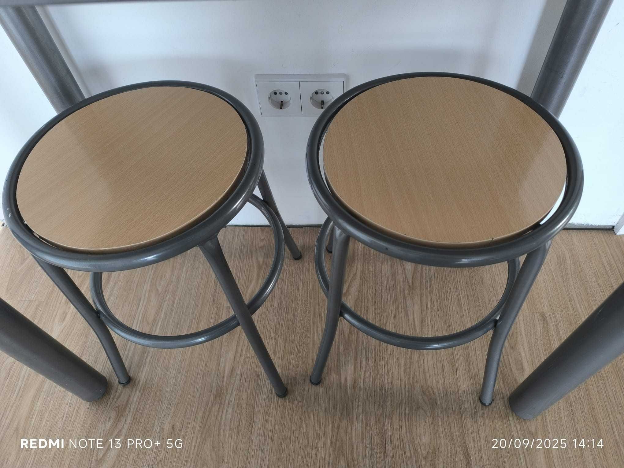 Mesa e dois bancos