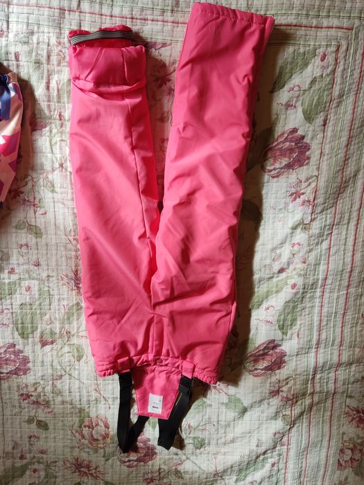 Зимова куртка зі штанами для дівчинки.