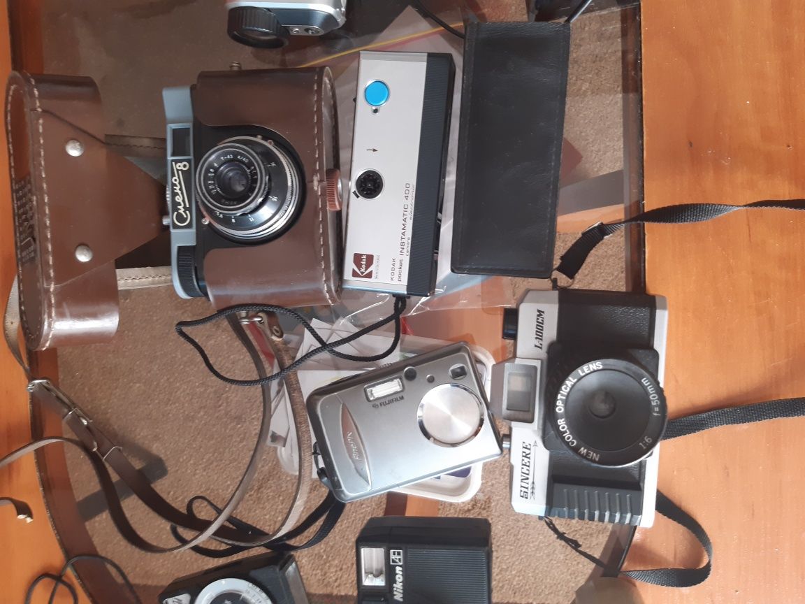 Stare aparaty fotograficzne telefony komórkowe  i piloty