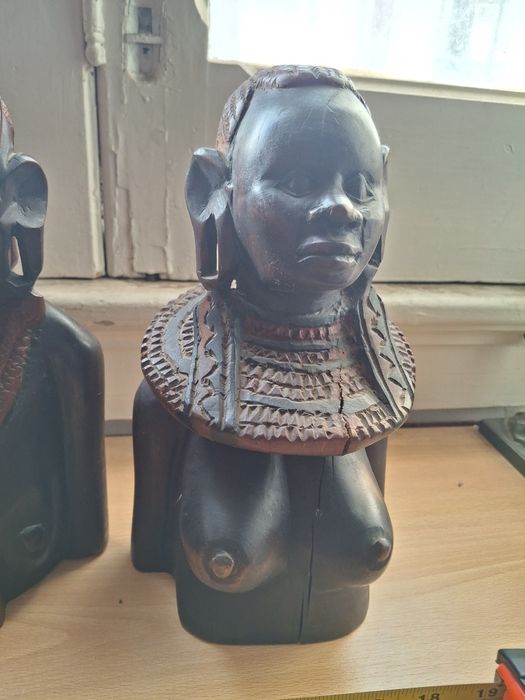 2 esculturas africanas com cerca 28 cms cada
