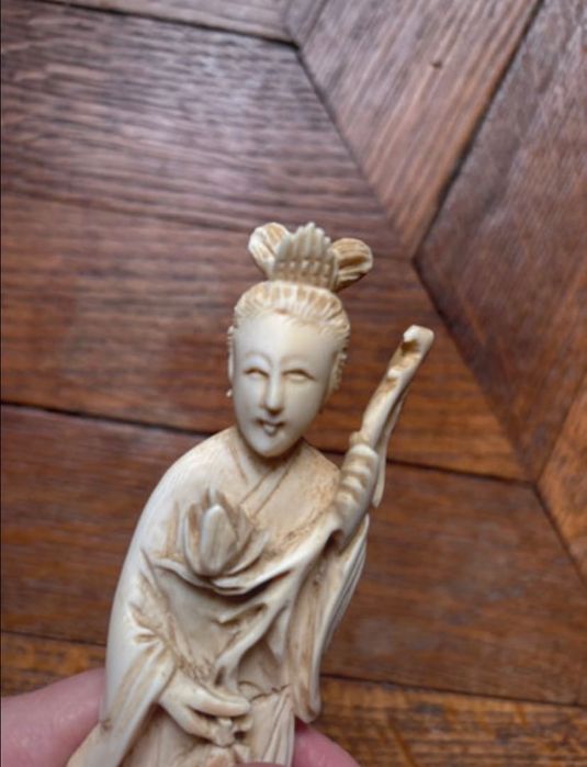 Antiga figura oriental de deusa okimono trabalhada