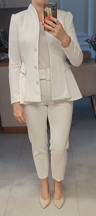 Białe/kremowe spodnie w kant carrot 36 S Reserved z szerokim paskiem