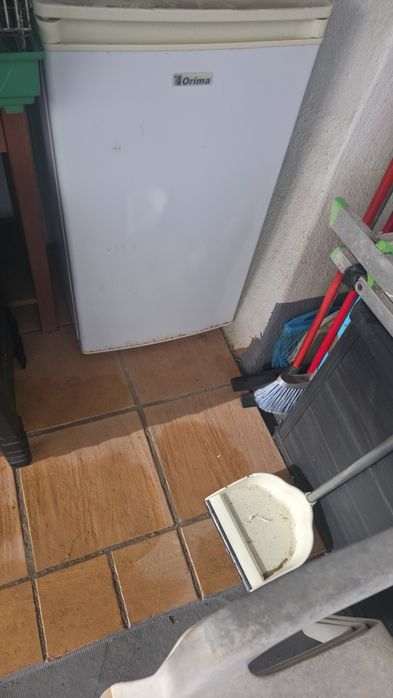 Mini frigorífico a funcionar perfeitamente