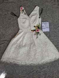 Biała sukienka koktajlowa w koronkę z haftem w kwiaty Little Mistress