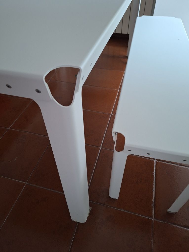 Mesa refeição + 2 bancos corridos + 1 banquinho