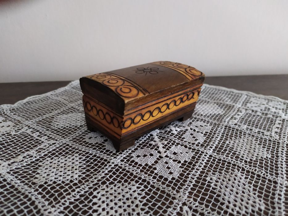 Stara malutka szkatułka w kształcie kufra