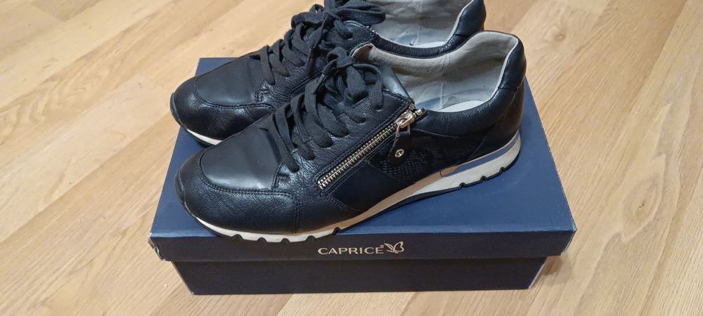Продам кроссовки Caprice 42 размер,кожа