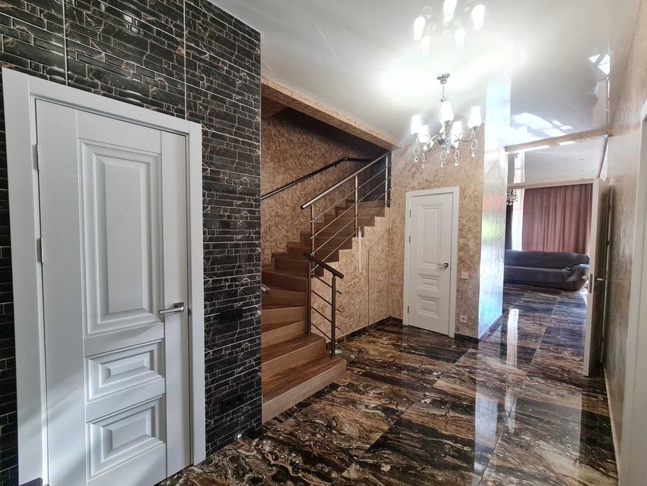 Хозяйский частный дом с гаражом на Таирова Левитана Королева