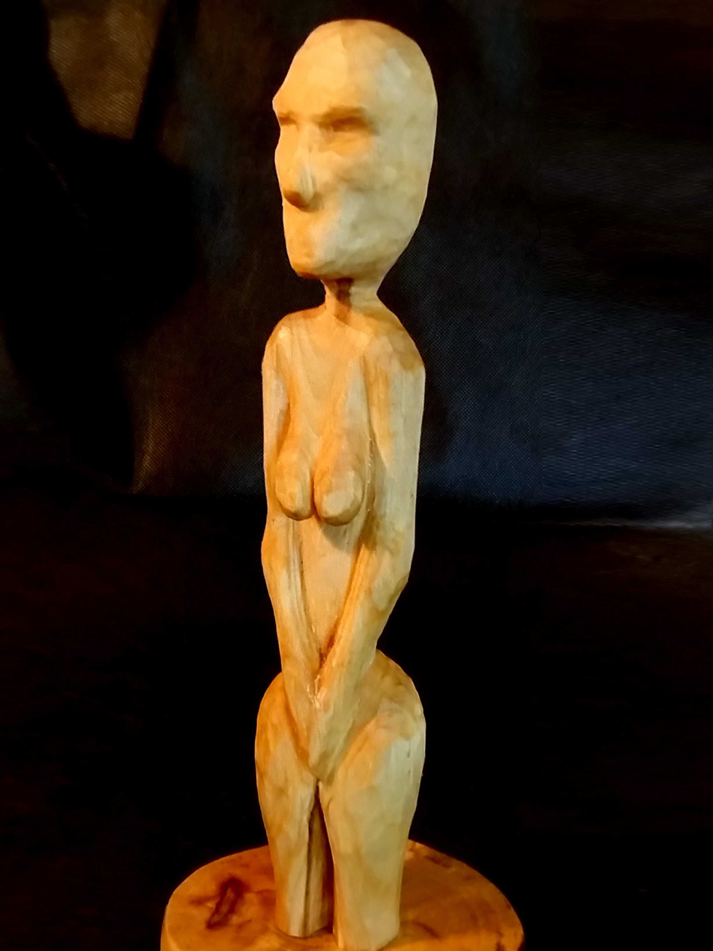 Rzeźba - kobieta, akt - drewno lipowe
