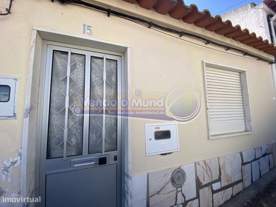 Moradia T2 para recuperar em Cabeção, Mora (MOR072)