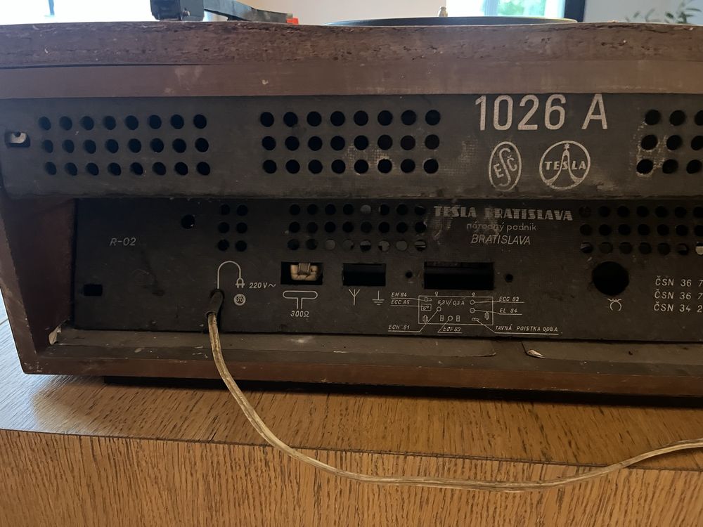 Stare Radio Tesla 1026 A do renowacji z gramofonem