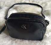 Calvin Klein czarna torebka listonoszka
