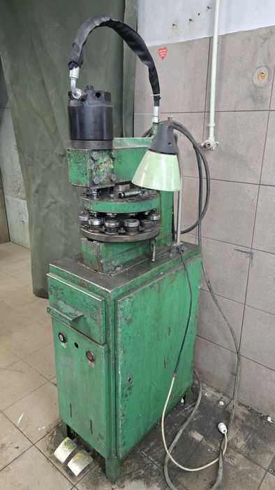 Prasa hydrauliczna do otworów rewolwerowa