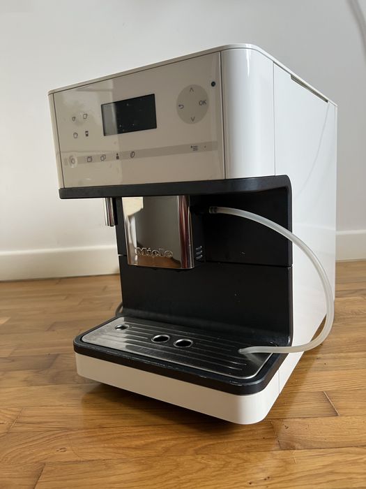 Кавова машина автоматична Miele CM 6300