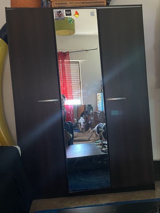 Roupeiro alto com espelho